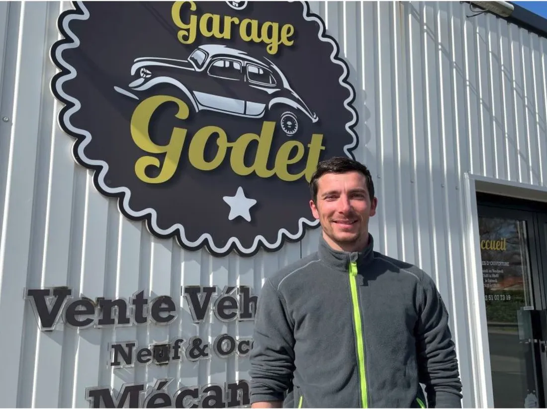 Jérémy Godet devant son établissement